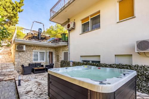 Apartments with Sea View Or Outdoor Jacuzzi