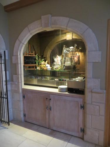 uma cozinha com balcão com arco em B&B 't Hannonshof em Nieuwpoort