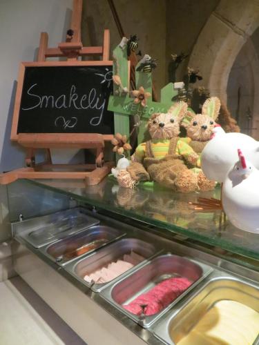 um balcão com alguns alimentos e bichos de pelúcia. em B&B 't Hannonshof em Nieuwpoort