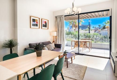 Beachside Apartment with Terrace and Pool REMS