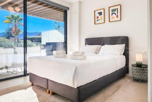 Beachside Apartment with Terrace and Pool REMS