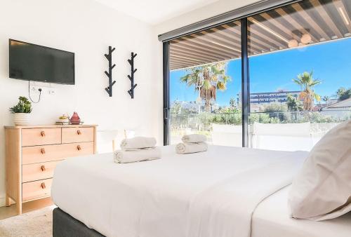Beachside Apartment with Terrace and Pool REMS