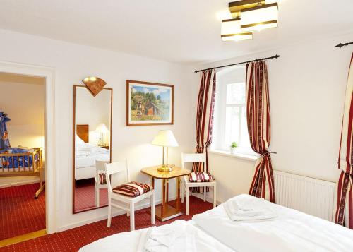 una camera d'albergo con due letti e uno specchio di Feriendomizil Erzgebirge a Marienberg