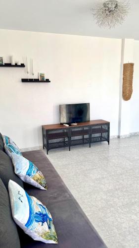 Seaside Retreat With Pool, Free Parking, AC