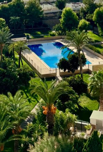 Seaside Retreat With Pool, Free Parking, AC