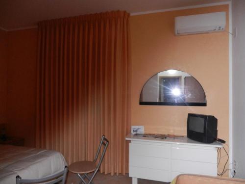 A television and/or entertainment centre at Bed & Breakfast Primavera