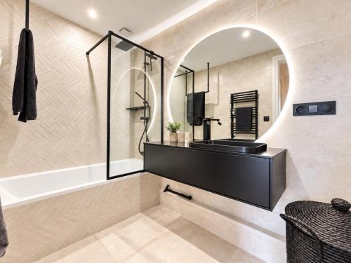 Strasbourg Signature Apartment - Terrace & King Bed