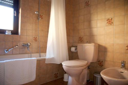 uma casa de banho com um WC, uma banheira e um lavatório. em Outdoor & Relax Blackforest em Neukirch