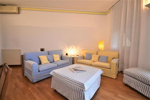 een woonkamer met 2 banken en een salontafel bij Holiday Home Santa Margherita Ligure in Santa Margherita Ligure