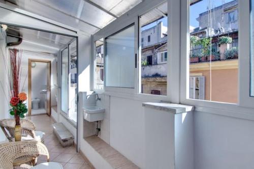 ローマにあるLa Dolce Vita Colosseumのバスルーム(トイレ、洗面台、窓付)