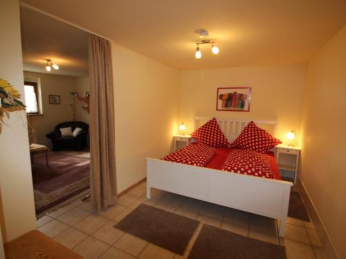 カッペル・グラーフェンハウゼンにあるWerner Ferienwohnungのベッドルーム1室(赤い枕のベッド1台付)