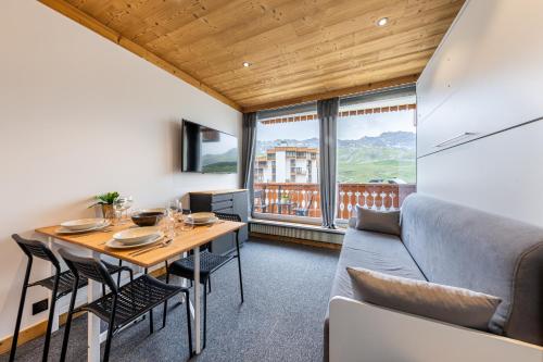 Residence Dome de Polset, Ski In-Out with WiFi in Val Thorens, "V13" by Versant Collection