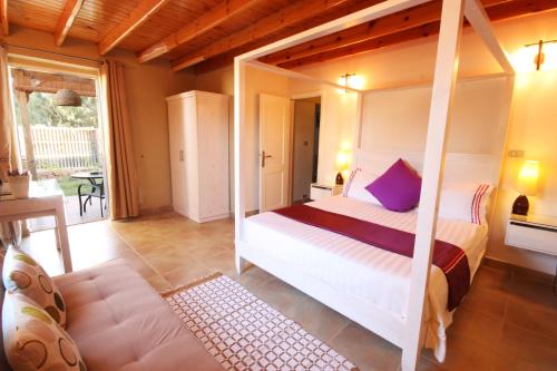 um quarto com uma cama e um sofá num quarto em Octopus Apartment - Lagoon Villa em Dahab