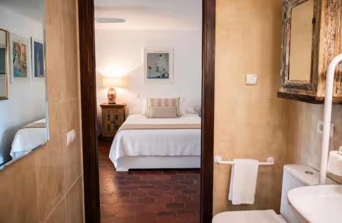 4BR Villa | Garden, BBQ & Beach 3m walk | Marbella