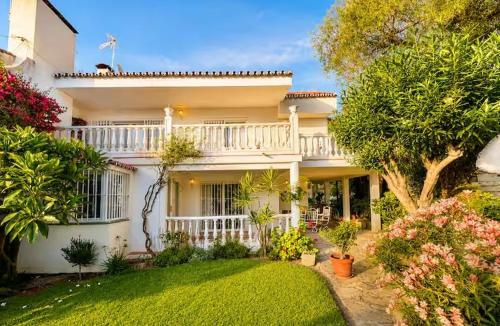 4BR Villa | Garden, BBQ & Beach 3m walk | Marbella
