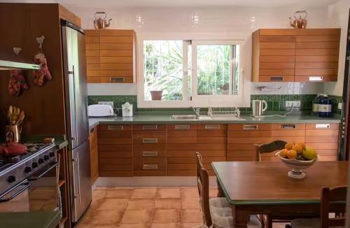 4BR Villa | Garden, BBQ & Beach 3m walk | Marbella