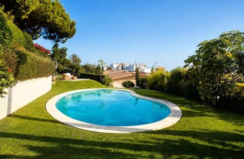 4BR Villa | Garden, BBQ & Beach 3m walk | Marbella