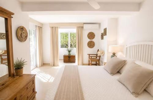 4BR Villa | Garden, BBQ & Beach 3m walk | Marbella