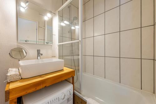 Residence Cimes de Caron, Ski In-Out with WiFi in Val Thorens, "V12" by Versant Collection