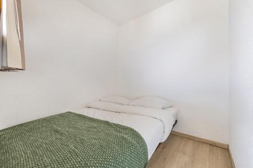 Residence Cimes de Caron, Ski In-Out with WiFi in Val Thorens, "V12" by Versant Collection