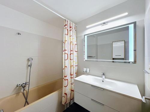 Apartment Diana E2 by Interhome