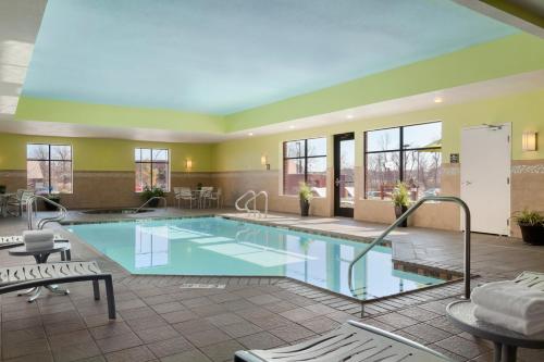 a large swimming pool in a hotel room at Homewood Suites by Hilton Joplin in Joplin