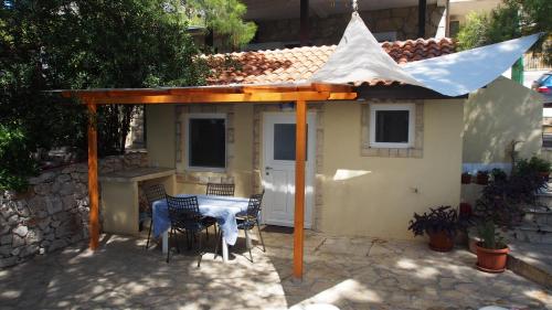 Το κτήριο όπου στεγάζεται  το διαμέρισμα