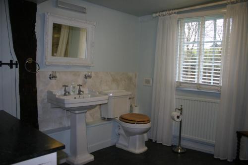 Stoke by Nayland B&B Poplars Farmhouse tesisinde bir banyo