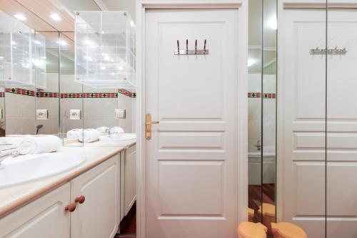 Upstays Spacious 2BR 100m2 with terrace and pool
