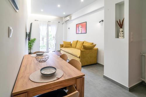 Modern Athenian Escape Walk to Metro & Acropolis