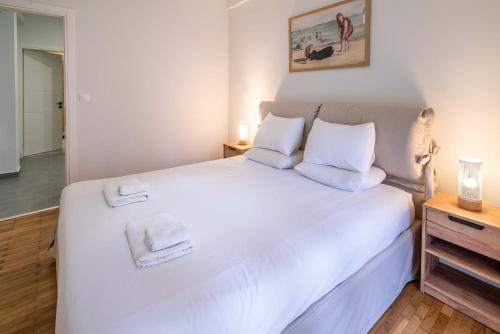 Modern Athenian Escape Walk to Metro & Acropolis