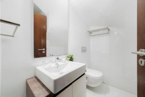 Lisbon Triplex wAC Tagus River Views & Garage
