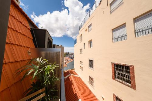 Lisbon Triplex wAC Tagus River Views & Garage