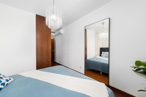 Lisbon Triplex wAC Tagus River Views & Garage