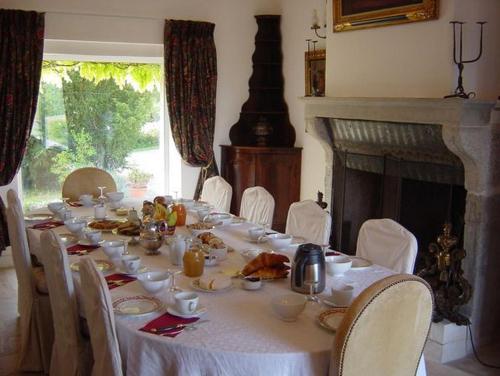 une longue table avec une nappe blanche et des chaises dans l'établissement Le Relais de Fontenailles, à Fontenailles