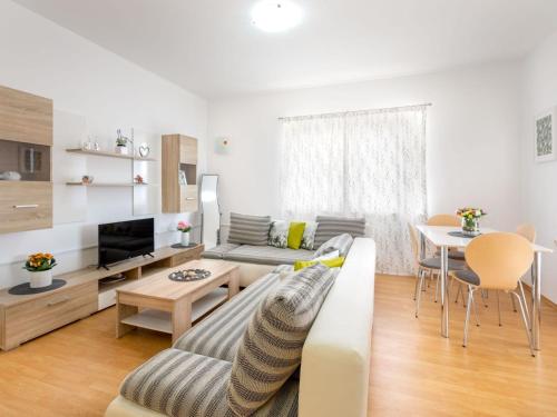 Apartment Appartement Maya mit Blick auf das Wasser by Interhome