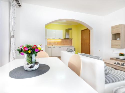 Apartment Appartement Maya mit Blick auf das Wasser by Interhome