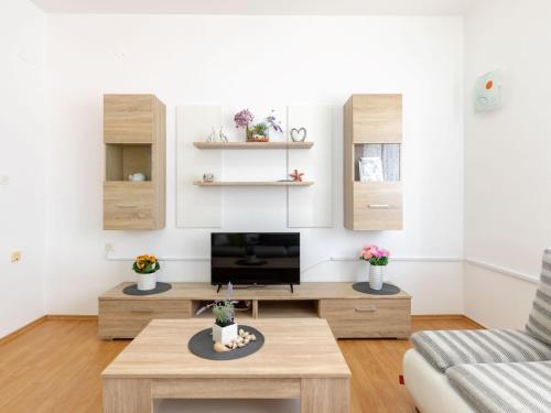 Apartment Appartement Maya mit Blick auf das Wasser by Interhome