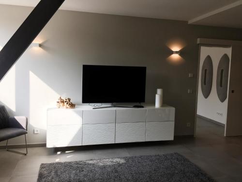 En TV eller et underholdningssystem på Luxery Loft Apartment