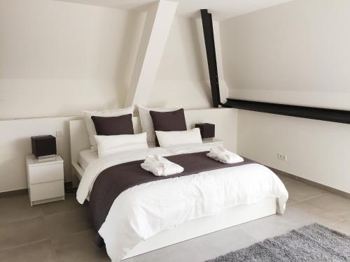 En eller flere senger på et rom på Luxery Loft Apartment