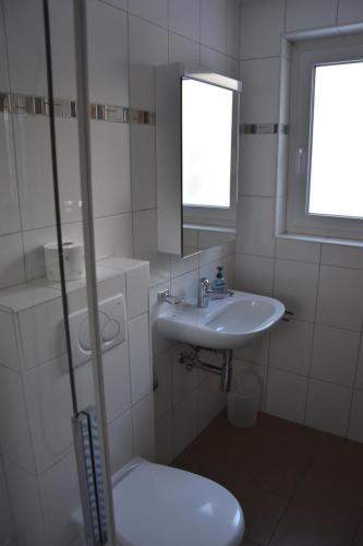 Apartment Amasaas Appartement-Fewo- Dusche und Bad- WC- 2 Schlafräume 5-Bettwohnung Nr- 2 by Interhome