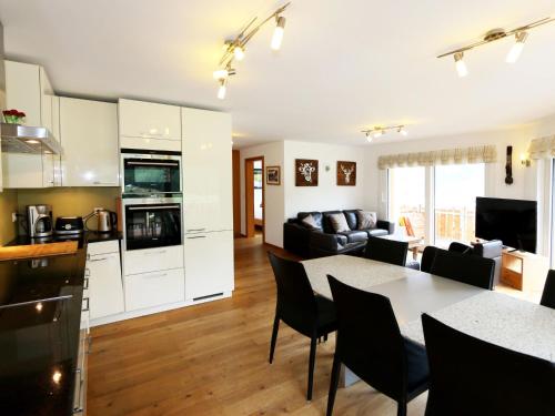 Apartment Hollywood 3 Appartement-Fewo- Bad- WC- 3 Schlafräume 6-Bettwohnung by Interhome