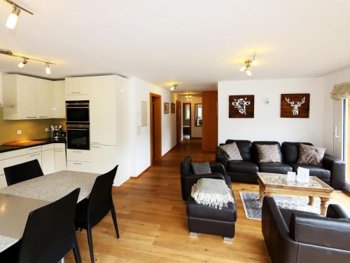 Apartment Hollywood 3 Appartement-Fewo- Bad- WC- 3 Schlafräume 6-Bettwohnung by Interhome