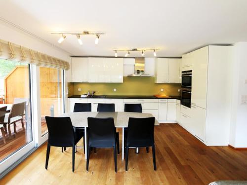 Apartment Hollywood 3 Appartement-Fewo- Bad- WC- 3 Schlafräume 6-Bettwohnung by Interhome