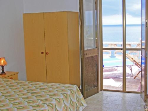 CorsanoにあるVilla Guardiolaのベッドルーム1室(ベッド1台付)が備わります。