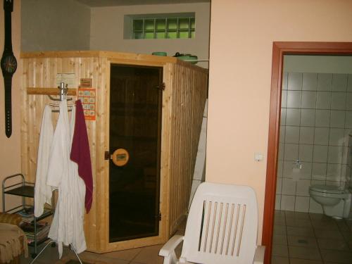 Habitación con baño con aseo y puerta. en Pensjonat BorowaDolina, en Osie