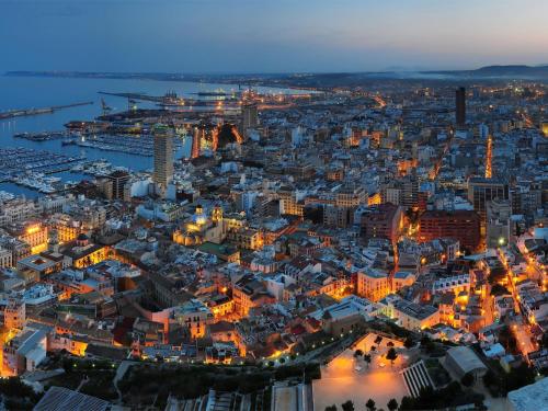 Apartment APART- GRANDE Y LUMINOSO EN EL CENTRO DE ALICANTE by Interhome