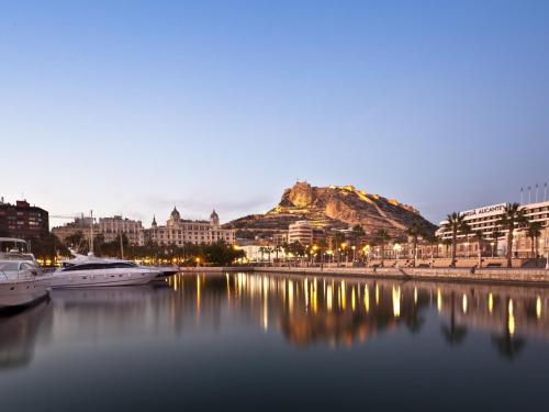 Apartment APART- GRANDE Y LUMINOSO EN EL CENTRO DE ALICANTE by Interhome