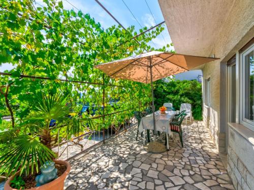 Apartment Frano i Lovro - HR-08755-01 by Interhome