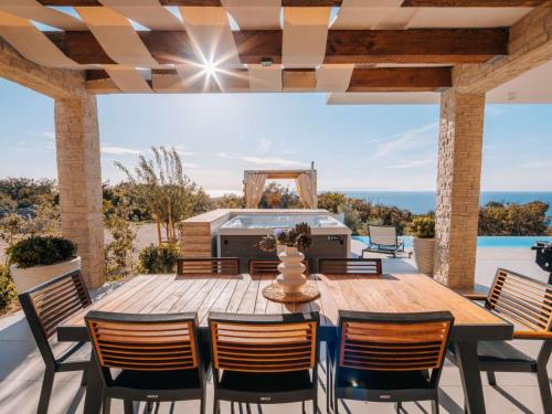 Villa 5 Luxury Seaview Villa Plant 6 with pool by Interhome